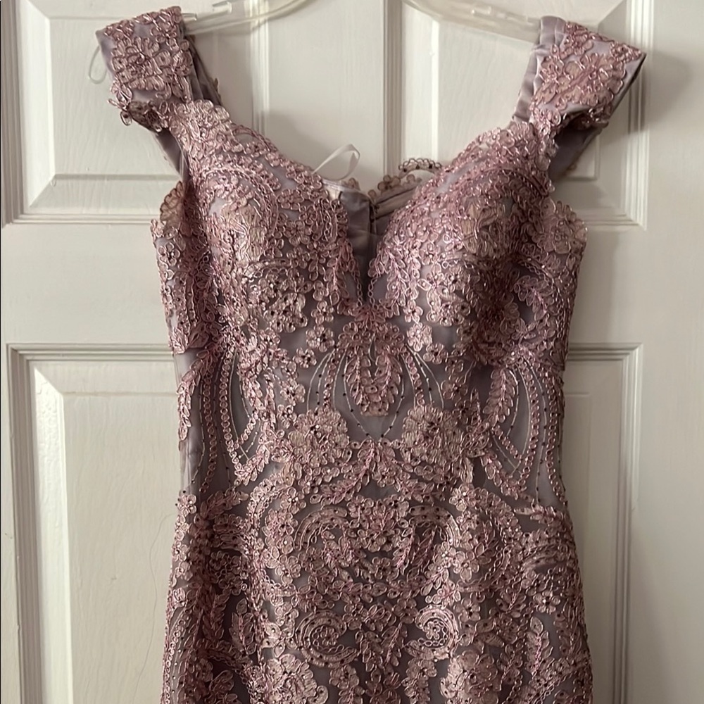 Elegant Lace Evening Dress in Mauve Pink